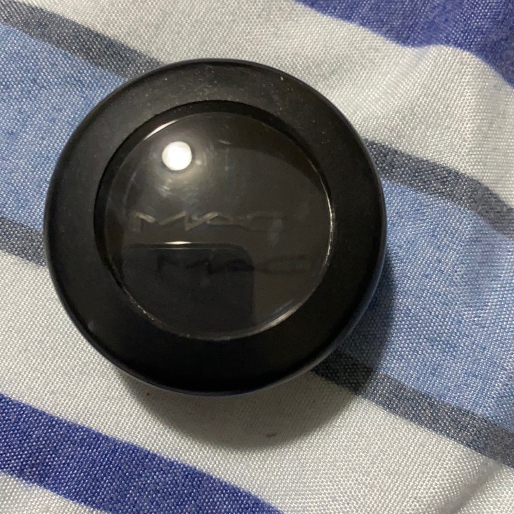 Mac eyeshadow in carbon matte